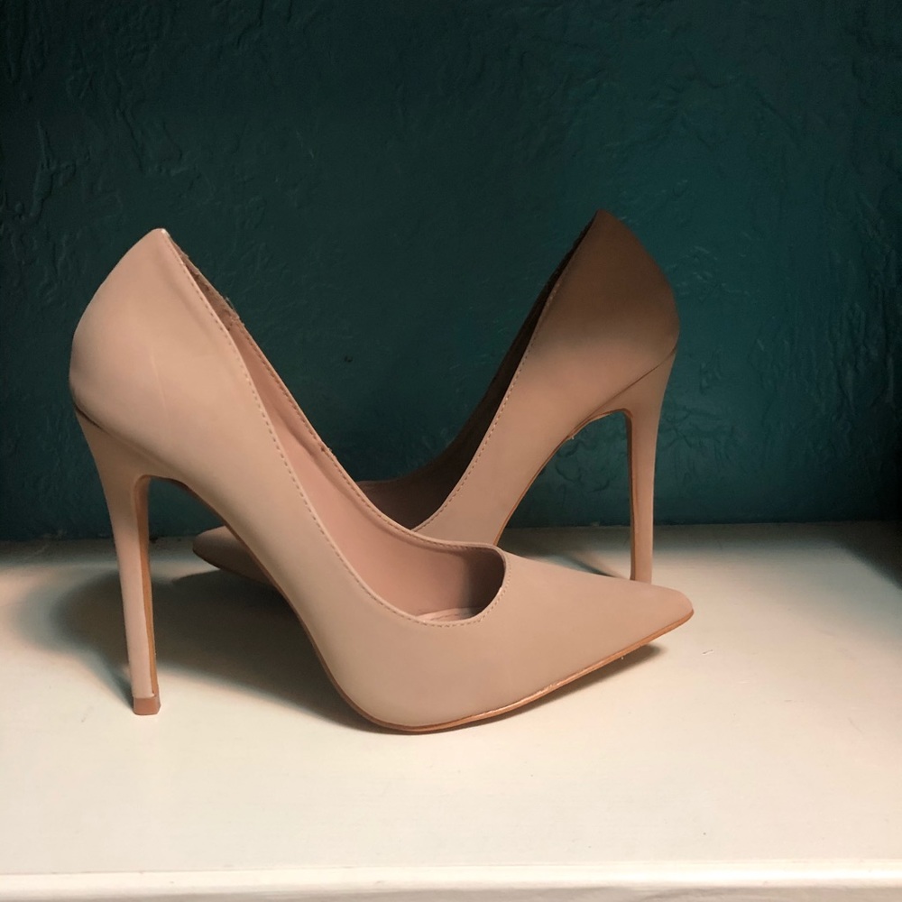 Nude pumps